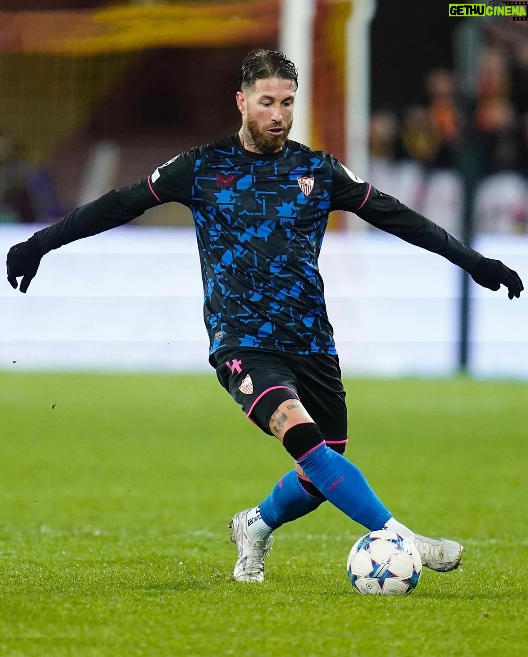 Sergio Ramos Instagram - Una noche muy dura, porque nos despedimos de Europa, pero nos vamos con la cabeza alta y nos podemos mirar a los ojos. Nos quedan la Liga y la Copa; nos quedan nuestro orgullo y el escudo en el pecho. No hacen falta más argumentos. A very tough night, because we say goodbye to Europe, but we leave with our heads held high and we can look ourselves in the eye. We still have the League and the Cup; we still have our pride and the badge on our chest. No more arguments are needed. @sevillafc