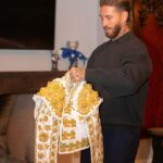 Sergio Ramos Instagram - ¡Gracias, “Don Andrés“ 😛, por el detallazo que has tenido! Alegría inmensa de poder añadir este traje a mi colección personal. Lo guardaré con mucho cariño. Todo mi respeto y admiración, amigo @rocarey.