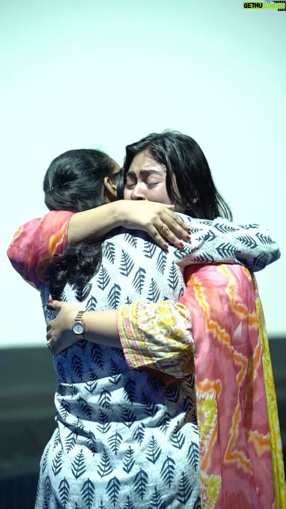 Shaalin Zoya Instagram - I will never ever ever forget this day in my life! This was the very first special show and this was the very first response. I will never forget you mam, The way you stood up and and said “I want to hug you’!” and the way you cried. Alhamdullillah I’m grateful❤ this is for you Nadhi. Thank you director sir @yashwanth.kishore ✨ for believing in me, fighting for me and for everything! Thank you so much @iamlokeshwaran for capturing this moment❤❤❤ @parasriazahmed1 ❤❤❤