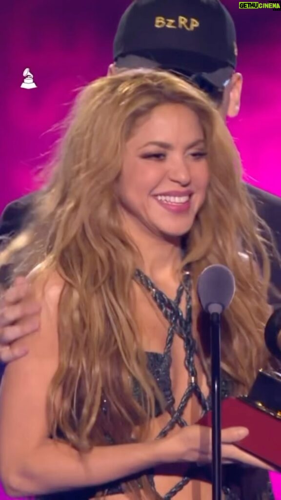 Shakira Instagram - Una loba como yo siempre escoge la familia / A she wolf will always choose her family