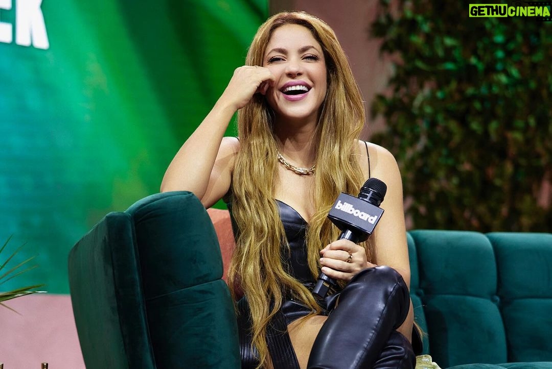 Shakira Instagram - Thank you for all the love and support! 4 number 1 on Billboard, #1 in Global Top 200, #Acrostico 4x platinum in the USA ππππ and #CopaVacia 2x platinum single in the US ππ Forever gratefulπ π· @nicolasgerardin