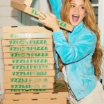 Shakira Instagram – Pizza anyone? 🍕 
📷 @nicolasgerardin