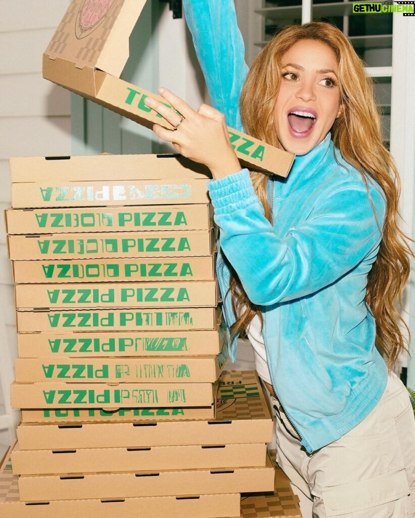Shakira Instagram - Pizza anyone? 🍕 📷 @nicolasgerardin