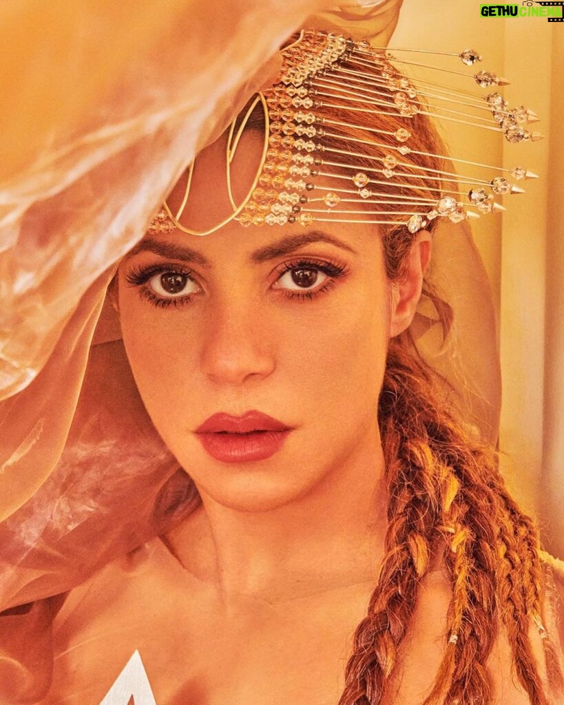Shakira Instagram - Thank you @billboard , @leilacobo and @ruvenafanador for this beautiful piece! Always a pleasure working with you.