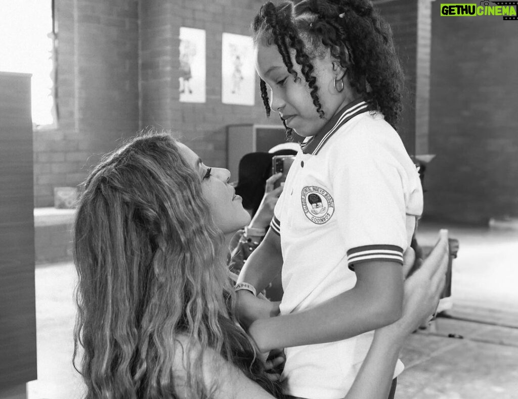 Shakira Instagram - Estoy feliz de haber podido inaugurar otra escuela en Barranquilla, El Colegio Nuevo Bosque atenderá a más de mil niños, gracias como siempre a nuestros aliados que hicieron esto posible! El Bosque, Barranquilla