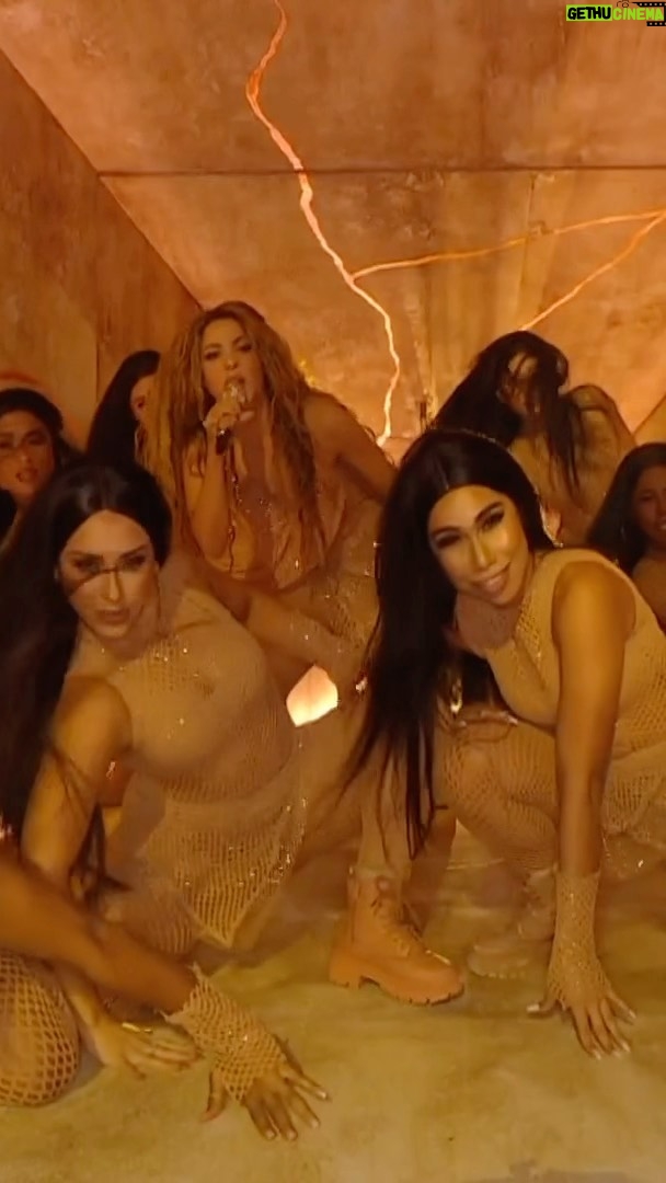 Shakira Instagram - There’s a She Wolf at the #VMAs – and she’s our VIDEO VANGUARD 🫶🫶🫶 @shakira