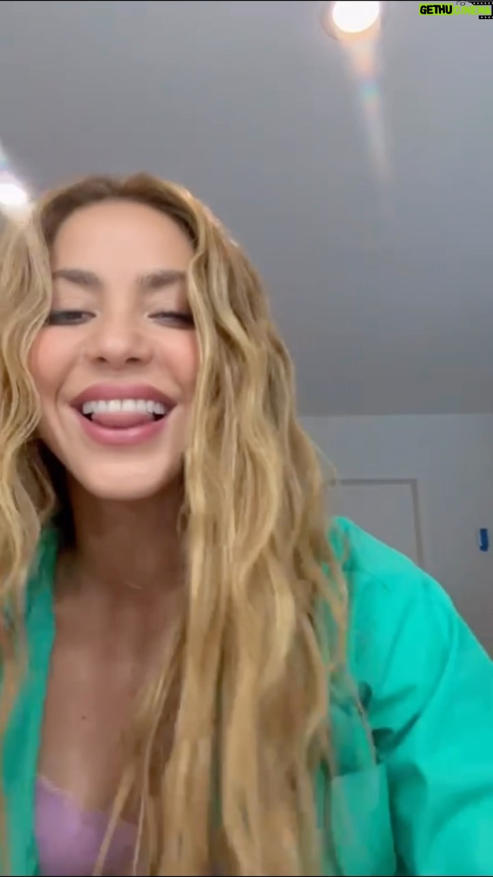 Shakira - 2.4 Million Likes -