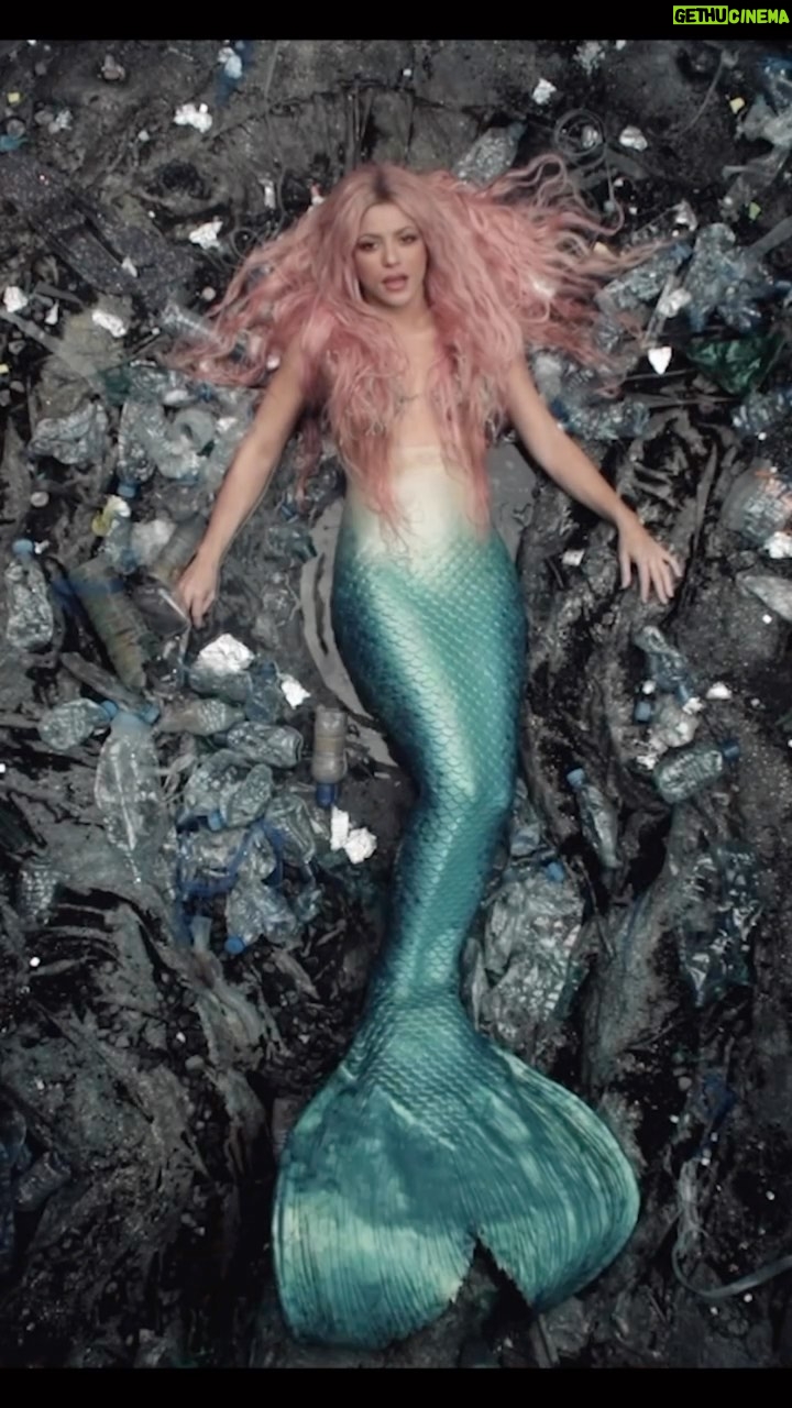 Shakira Instagram - Cosas que le pasan hasta a las sirenas 🤷♀️