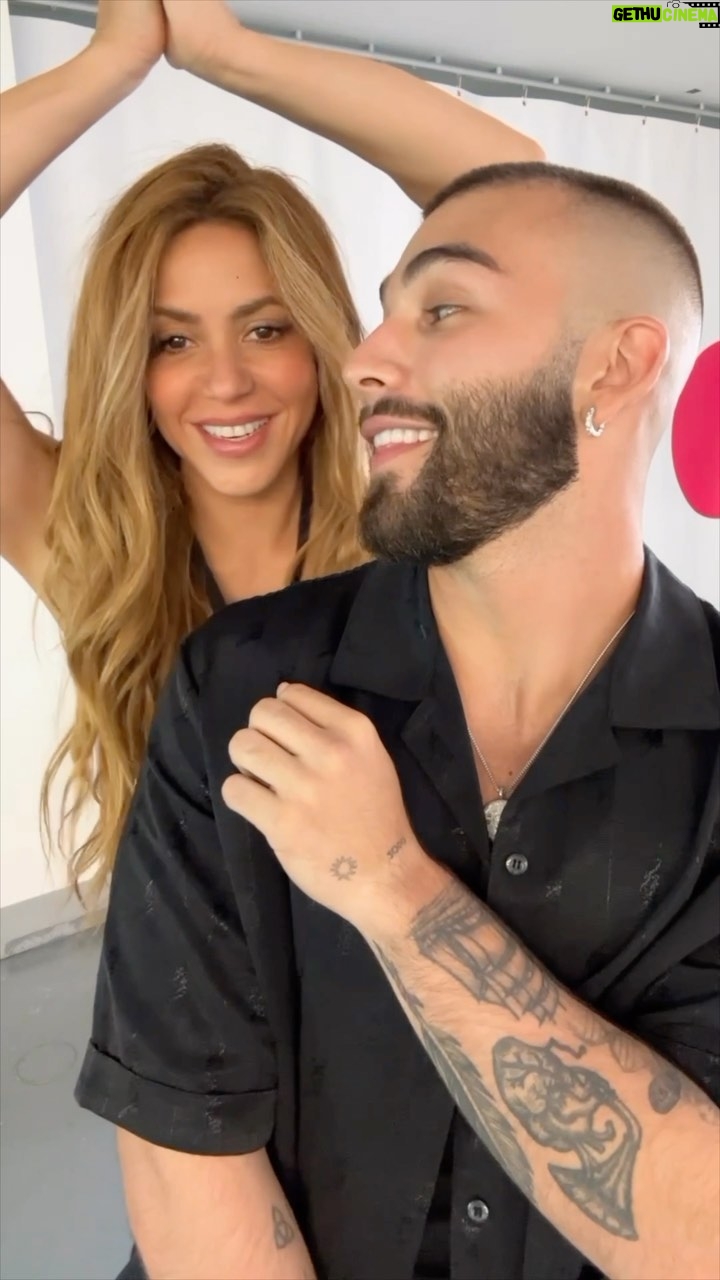 Shakira Instagram - Cuando pongo las manos como genie 🧞♂️