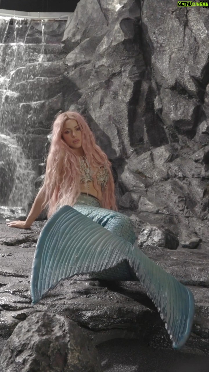 Shakira Instagram - Behind the scenes of the #CopaVacía music video with @shakira and @manuelturizo 🧜♀️