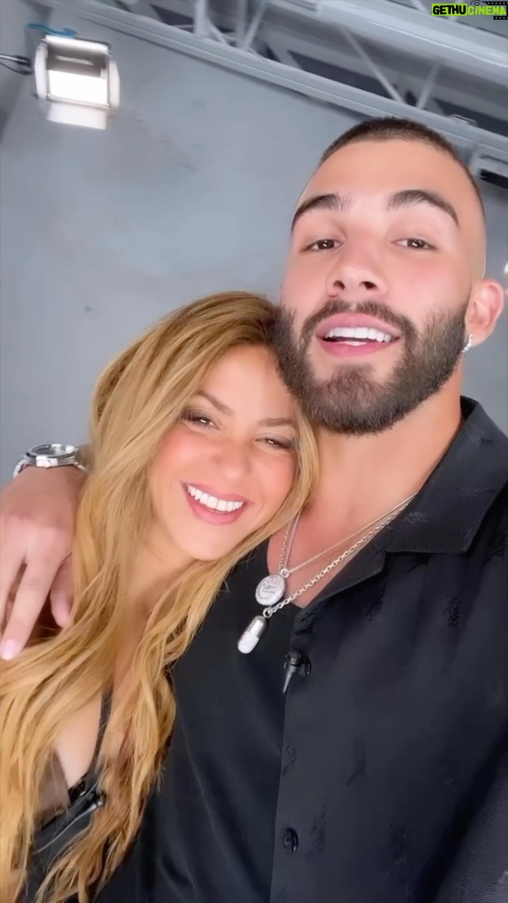 Shakira Instagram - Como si no sintiera nada… 🧜🏼♀️ #copavacia