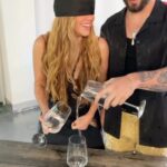 Shakira Instagram - Vamos a jugar a lléname la copa… La #CopaVacia 🍸