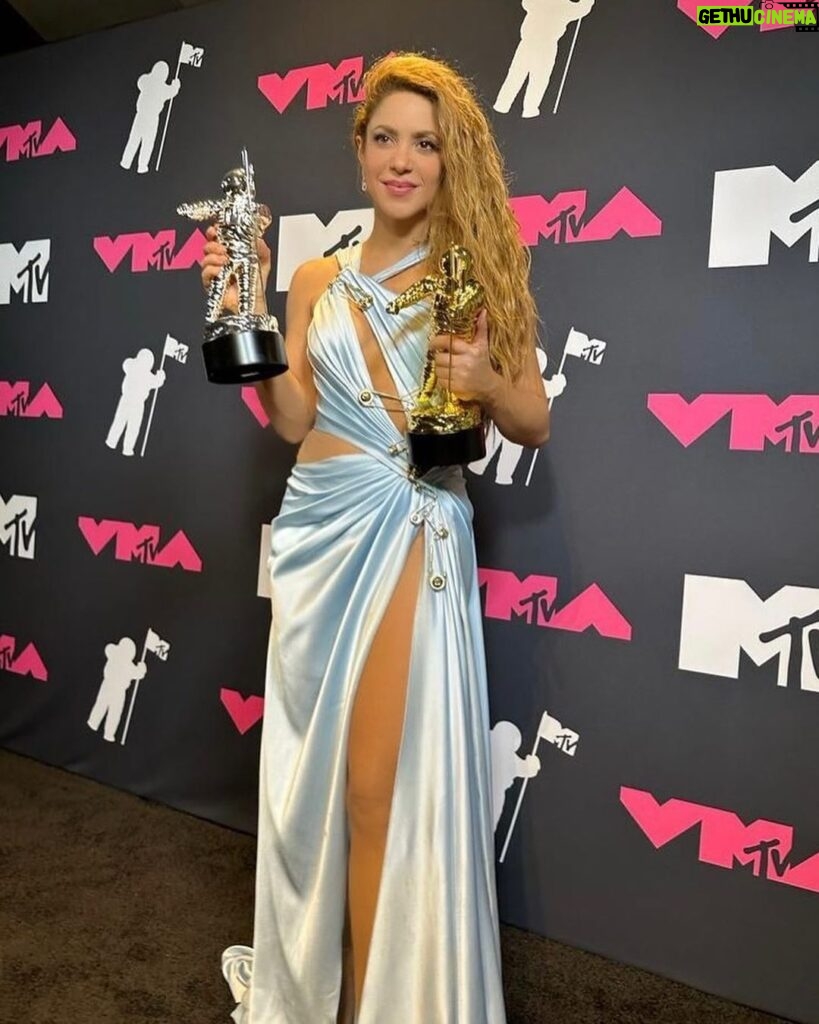 Shakira Instagram - She needs no introduction. She’s @shakira (Shakira). 🔥💃🏻🔥⁣ ⁣ The legendary Colombian music icon is returning to the @vmas (@mtv Video Music Awards) after 30 total nominations and multiple wins, but tonight she’s being honored for her lifetime achievements in music and performance with the Video Vanguard Award.⁣ ⁣ See how the superstar prepared for the night and her epic performance with #10Things celebrating music videos’ biggest night. 🎶👏✨⁣ ⁣ 1. Shakira meeting with her creative team ahead of her performance at the VMAs.⁣ 2. What Shakira said. 😜⁣ 3. Her hips…don’t lie⁣ 4. En route NY ➡️ NJ⁣ 5. Choose your fighter.⁣ 6. Three words: sparkle, shine and shimmer. ✨⁣ 7. Pro tip: bring your kids as your plus-one on the red carpet. 📸⁣ 8. Shakira’s dancers getting performance-ready in 5, 6, 7, 8.⁣ 9. Showtime for this showstopper 💖⁣ 10. This is what a winner looks like.