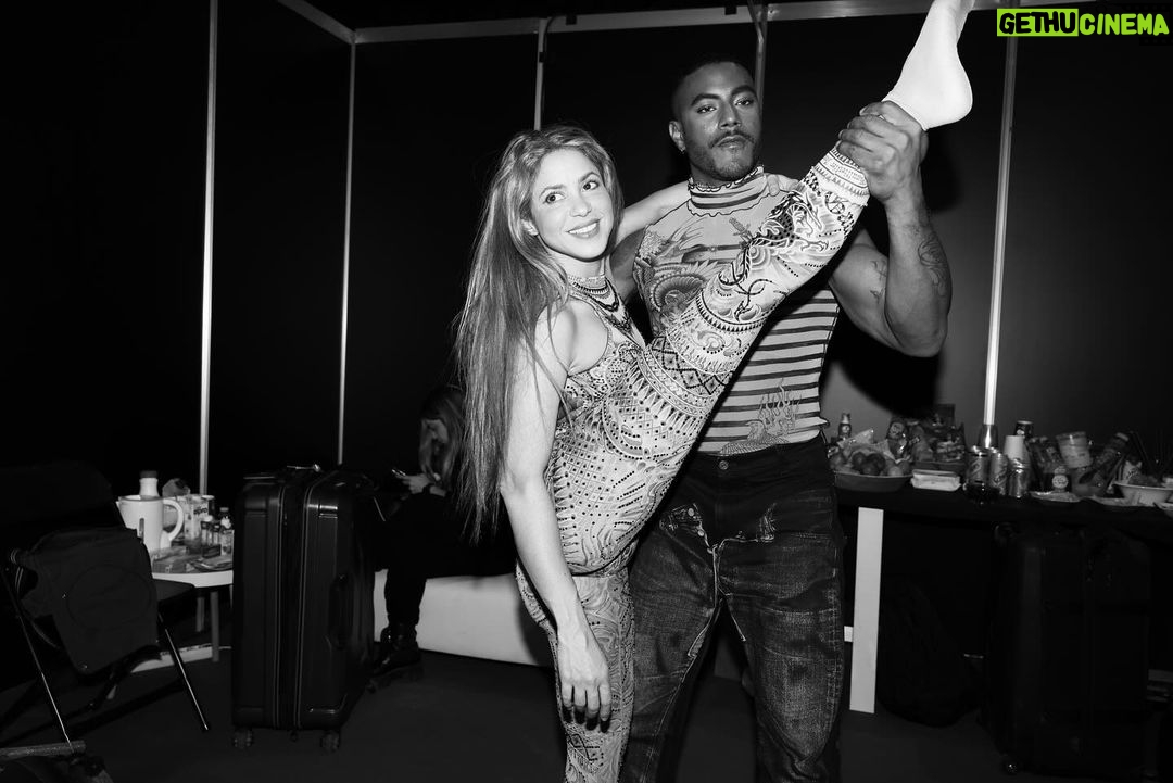 Shakira Instagram - And that’s how we stretch for the @latingrammys Tune in this Thursday Nov 16! ⏰ 8pm ET on Univision 7pm Mexico 8:30pm Colombia 10:30pm Argentina on TNT and HBO Max. 10:30pm Spain on RTVE Seville, Spain