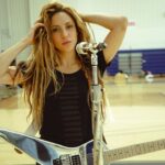 Shakira Instagram - Adivinen de que canción es esta pose? 👀 can’t wait for Tuesday! #VMAs Donald M. Payne Sr. Tech High School