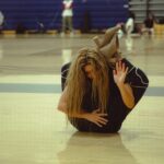 Shakira Instagram - Adivinen de que canción es esta pose? 👀 can’t wait for Tuesday! #VMAs Donald M. Payne Sr. Tech High School