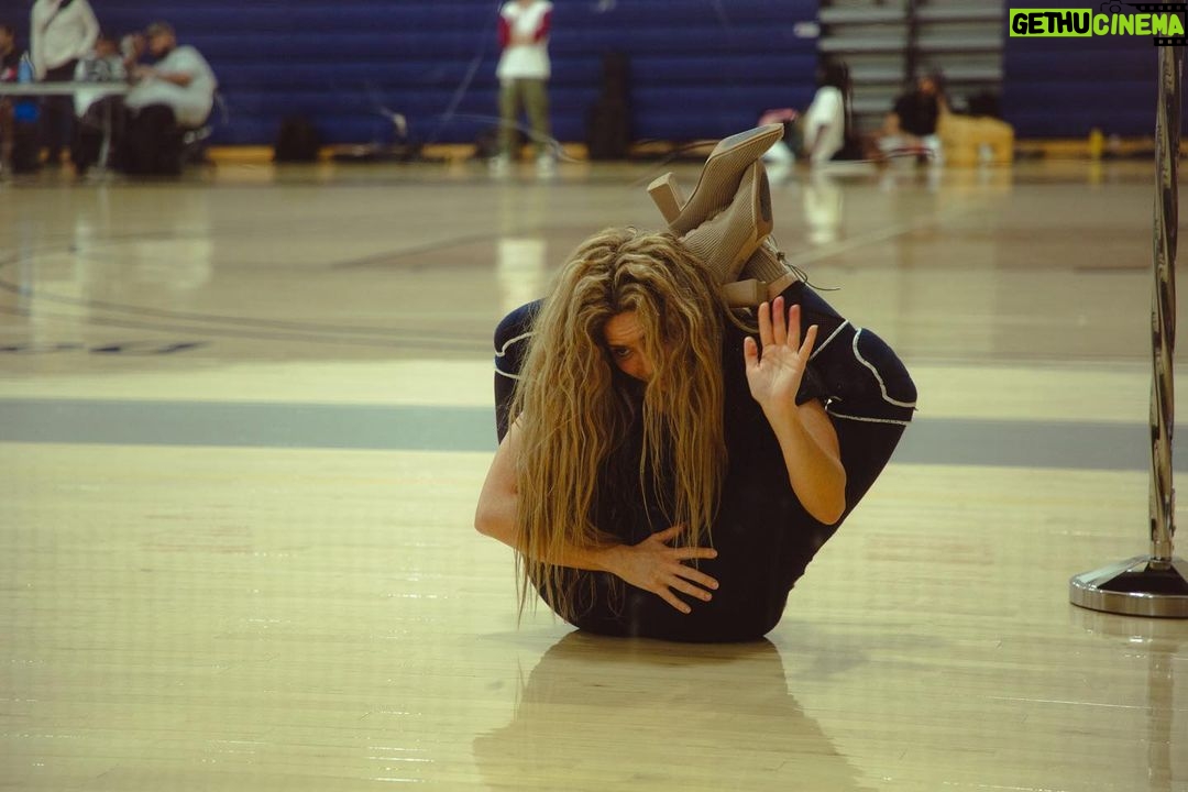 Shakira - 2.3 Million Likes - Adivinen de que canción es esta pose? 👀 can’t wait for Tuesday! #VMAs