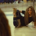 Shakira Instagram - Adivinen de que canción es esta pose? 👀 can’t wait for Tuesday! #VMAs Donald M. Payne Sr. Tech High School