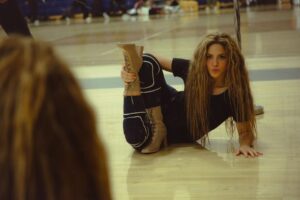 Shakira Instagram - Adivinen de que canción es esta pose? 👀 can’t wait for Tuesday! #VMAs