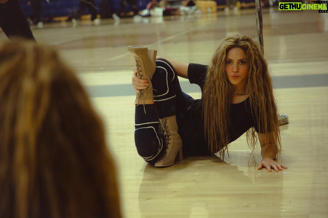 Shakira - 2.3 Million Likes - Adivinen de que canción es esta pose? 👀 can’t wait for Tuesday! #VMAs