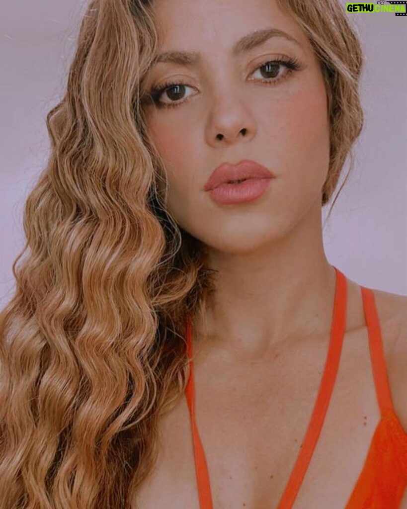 Shakira Instagram - 🧡