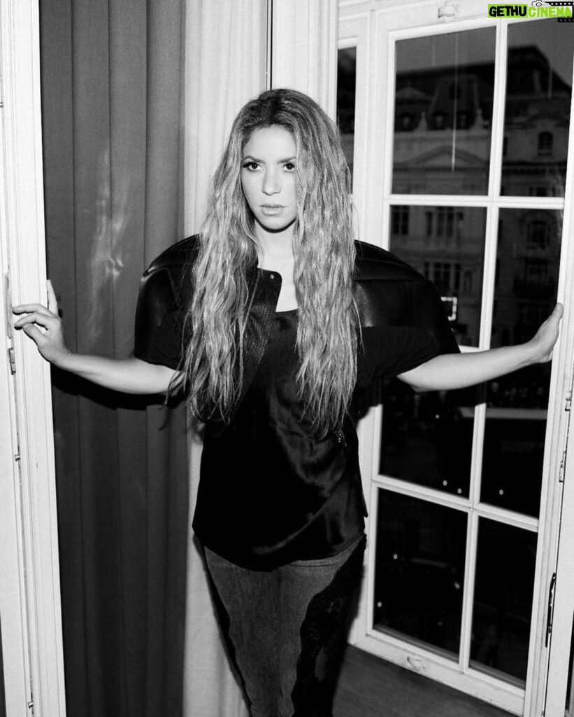 Shakira Instagram - Something about windows and wardrobes! 📸@nicolasgerardin