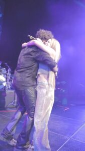 Shakira Instagram - Sorprendiendo a mi hermano @carlosvives en el escenario esta noche❣️ Kaseya Center