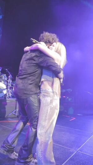 Shakira Instagram - Sorprendiendo a mi hermano @carlosvives en el escenario esta noche❣️