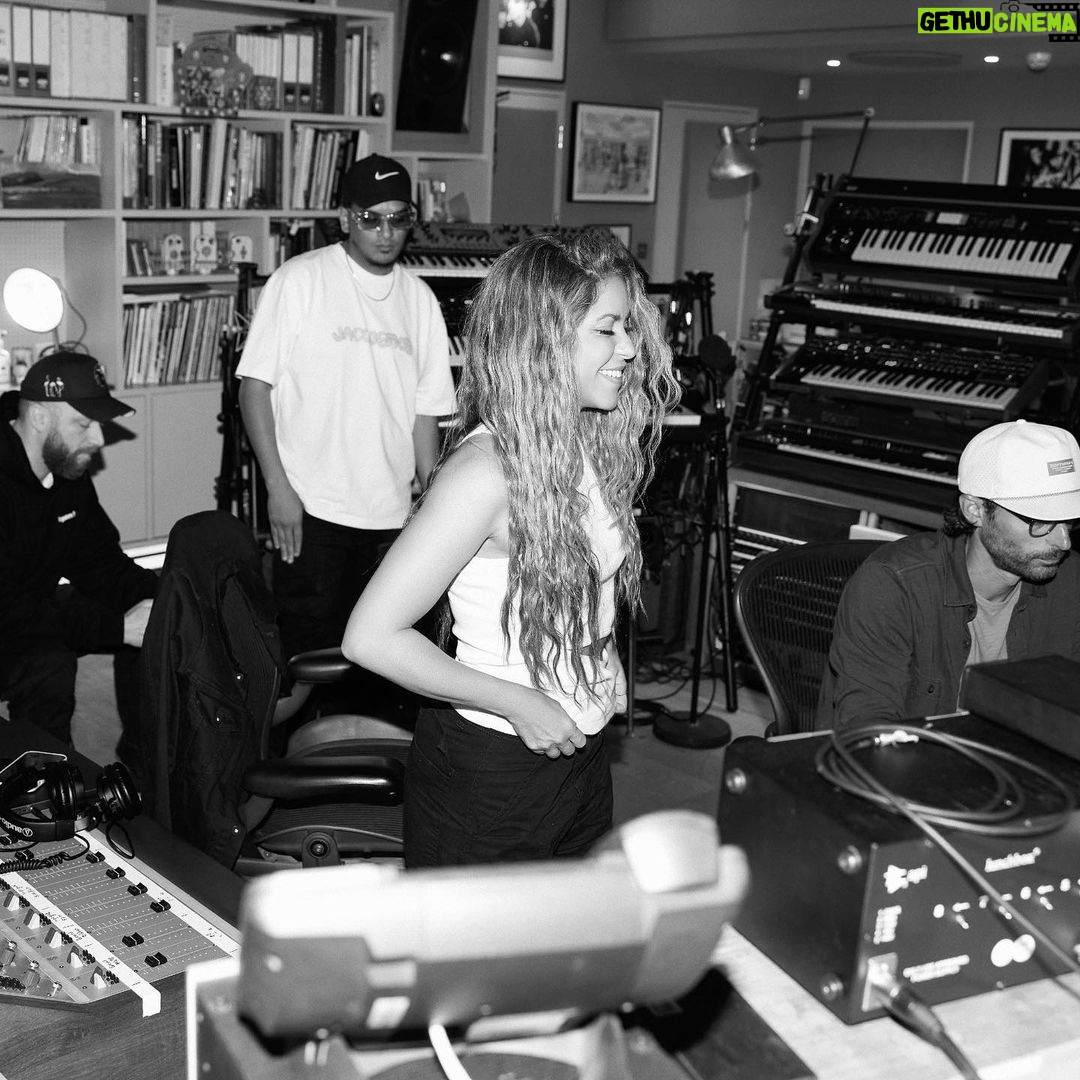 Shakira Instagram - Studio Time in London 📸 @nicolasgerardin London, United Kingdom