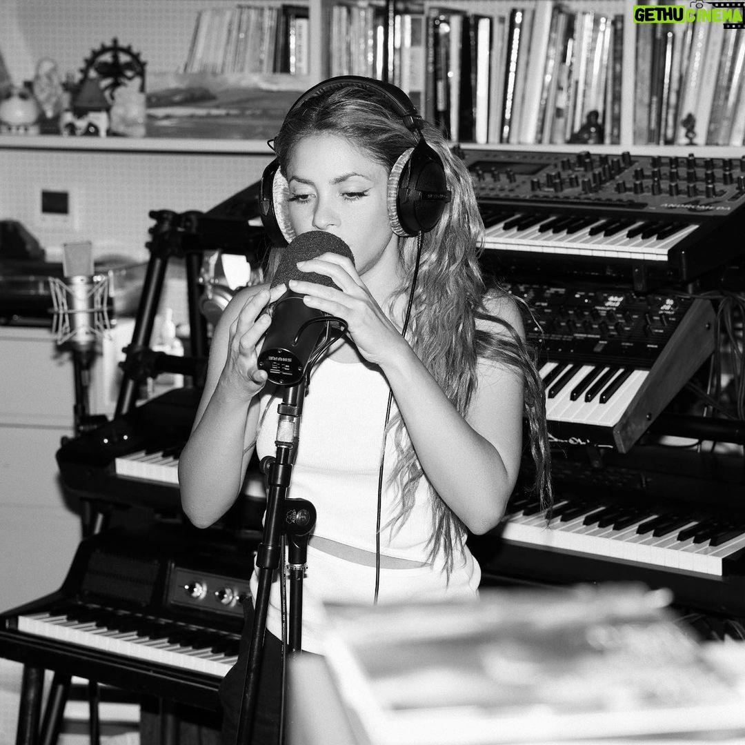 Shakira Instagram - Studio Time in London 📸 @nicolasgerardin London, United Kingdom