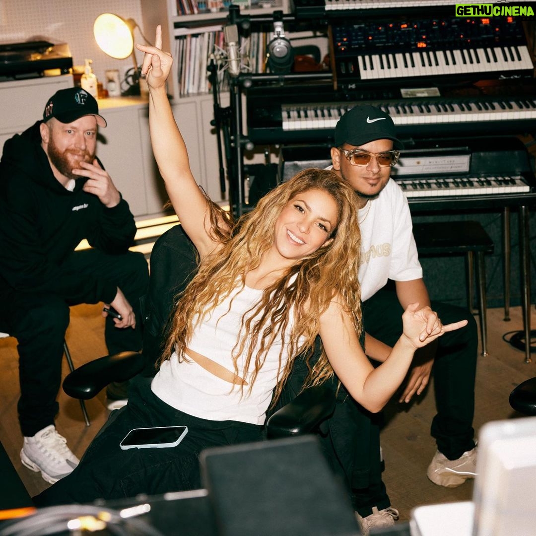Shakira Instagram - Studio Time in London 📸 @nicolasgerardin London, United Kingdom
