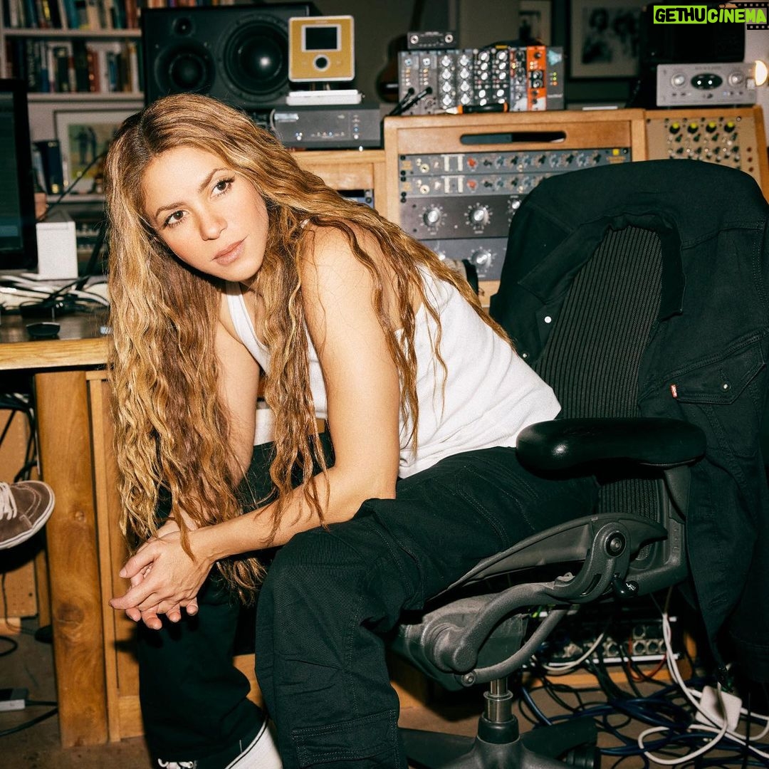 Shakira Instagram - Studio Time in London 📸 @nicolasgerardin London, United Kingdom