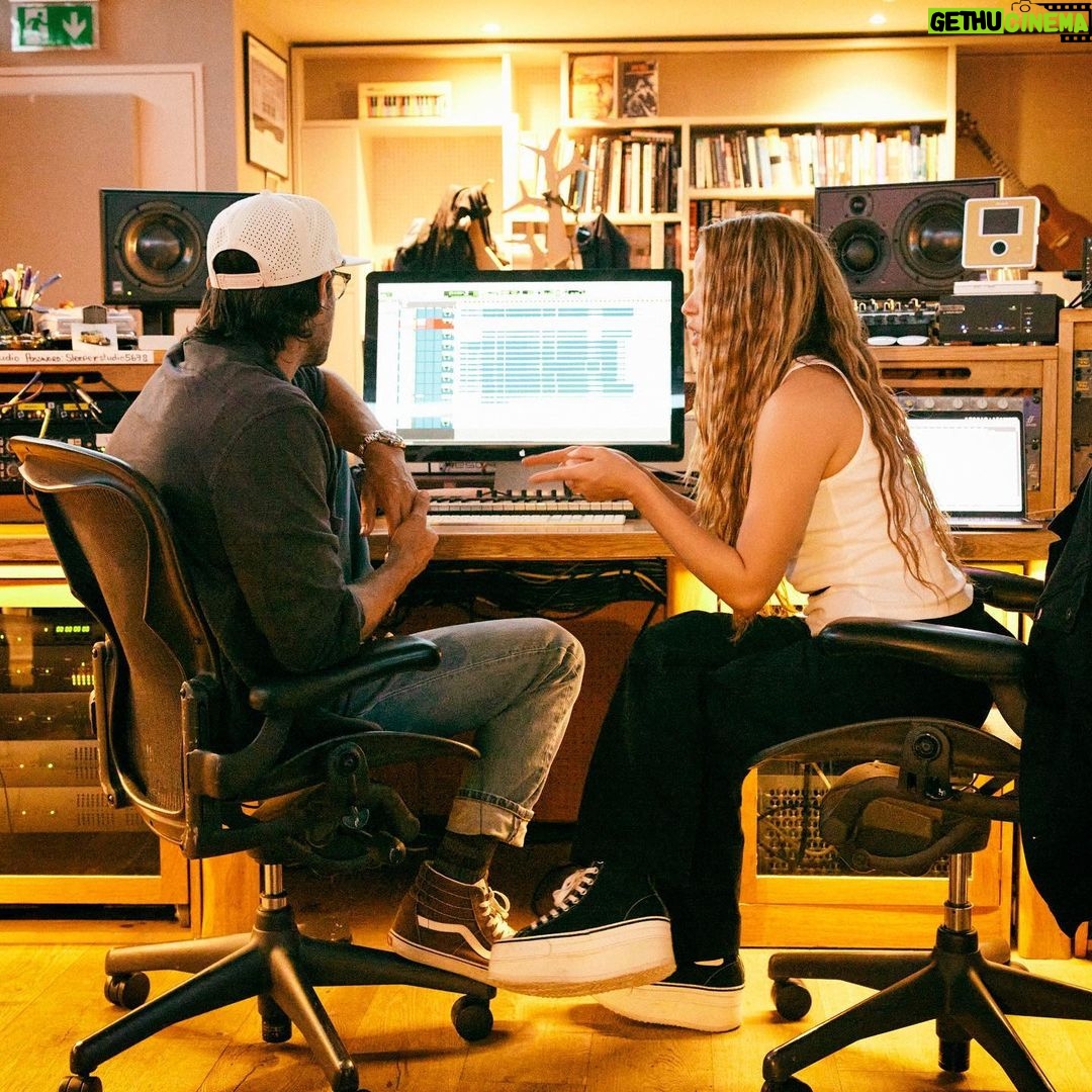Shakira Instagram - Studio Time in London 📸 @nicolasgerardin London, United Kingdom