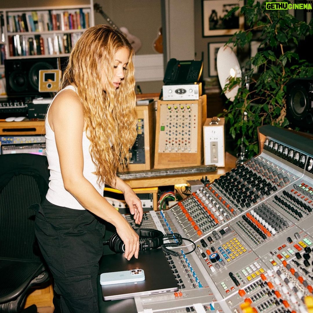 Shakira Instagram - Studio Time in London 📸 @nicolasgerardin London, United Kingdom