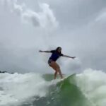 Shakira Instagram - Workin’ on new tricks. Drop knee 🏄‍♀️😎