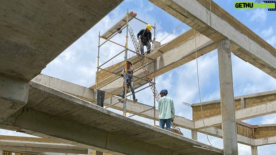 Shakira Instagram - Continuamos la construcción en Villas de Aranjuez de nuestra escuela Pies Descalzos @fpiesdescalzos