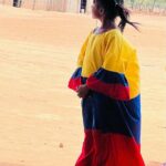 Shakira Instagram - Esta linda niña guajira que lleva nuestra bandera puesta pertenece a un colegio en Uribia para 1200 niños que no dispone de baños, aulas, comedor y cocina. Estaremos construyendo con @fpiesdescalzos aquí, un nuevo módulo con todo lo que necesitan. Seguimos trabajando y pedimos más esfuerzos al gobierno y al sector privado para que nuestros niños puedan obtener una educación digna y un futuro mucho mejor que su presente.