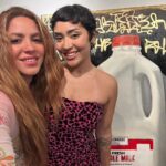Shakira Instagram - Con mi sobrina Isabella Mebarak @isabellamebarak anoche en su exhibición en Miami. Al fondo “Amerikkkan” su obra protesta sobre Black Lives Matter. One of my fav!