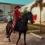 Shakira Instagram - Hay que atreverse a montar ese caballo paso fino colombiano 🐴