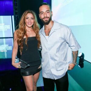 Shakira Instagram - Para completar una noche perfecta, recibir este premio de manos de @maluma Gracias colega 🥰