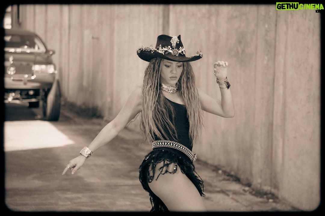 Shakira Instagram - Mastering the art of the hat