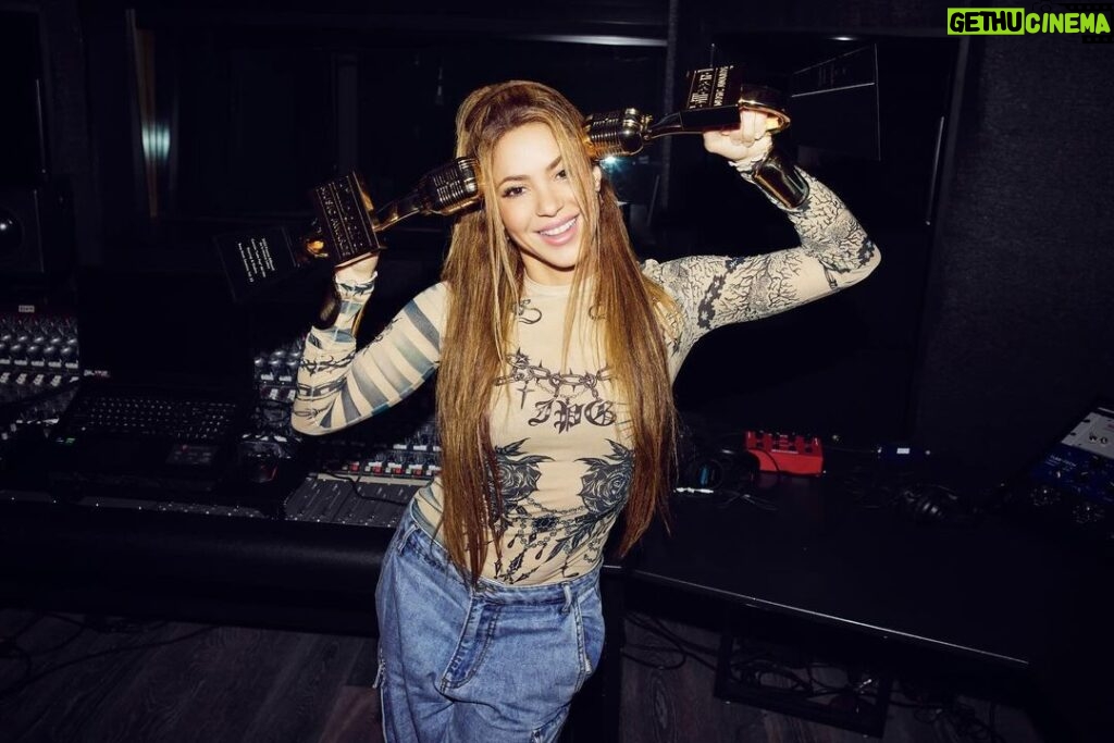 Shakira Instagram - Aquí celebrando los Billboards. Gracias por darnos la Canción del año Latin Pop y también el premio a Mejor artista Latin Pop en los #Billboards2023 Gracias por tanto apoyo!! 💋💋 los quiero.