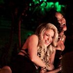 Shakira Instagram - Remembering good times and wishing you the best vibes for tonight’s show, Rih! 🥰 @badgalriri #SBLVII #AppleMusicHalftime