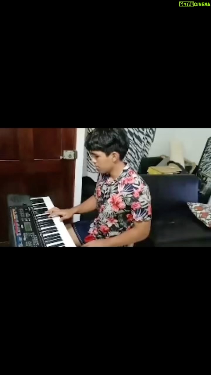 Shakira Instagram - Demasiado orgullosa de Armando Pérez uno de nuestros mejores estudiantes recién graduados de la escuela Pies Descalzos. @fpiesdescalzos