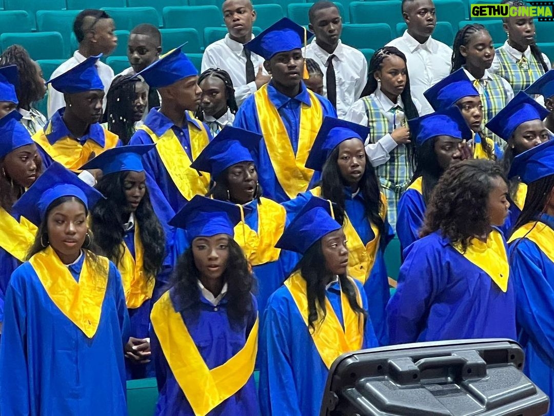 Shakira Instagram - Felicidades los graduados de nuestras escuelas en Quibdo y Cartagena. Desde nuestra fundación @fpiesdescalzos agradecemos a los maestros y alumnos por su compromiso y por darnos esta gran alegria!