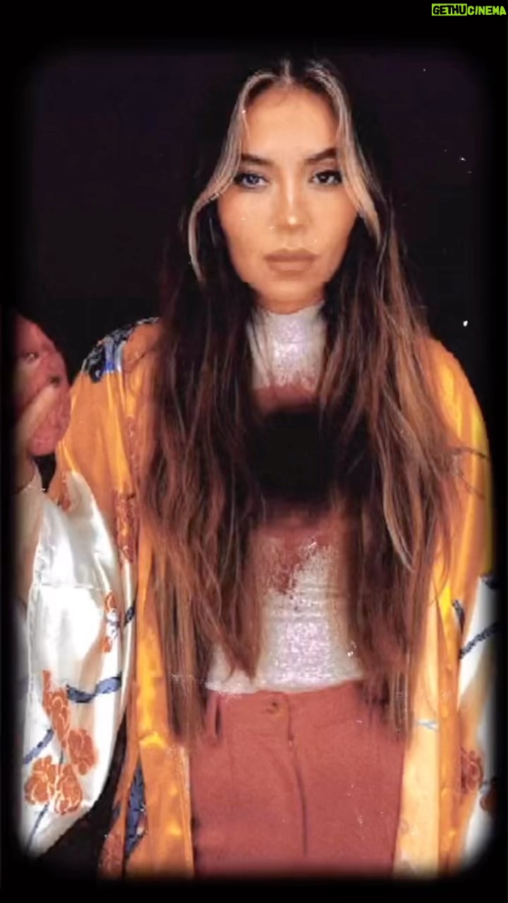 Shakira Instagram - Asi es, la vida es una tragicomedia.