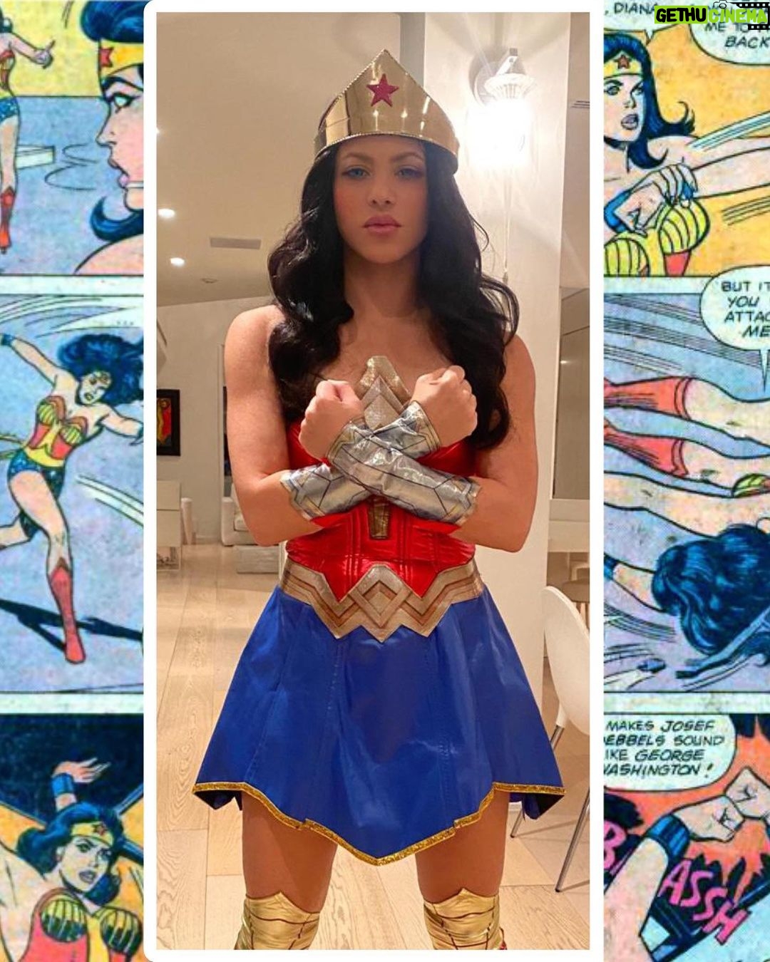 Shakira - 2.2 Million Likes - De porrista a súper héroe. Por cierto la mujer maravilla fue mi primer disfraz! Halloween, la excusa perfecta para sublimar deseos de infancia! 😜
From cheerleader to super hero. Btw Wonder Woman was my very first costume! Halloween, the perfect excuse to fulfill childhood dreams!