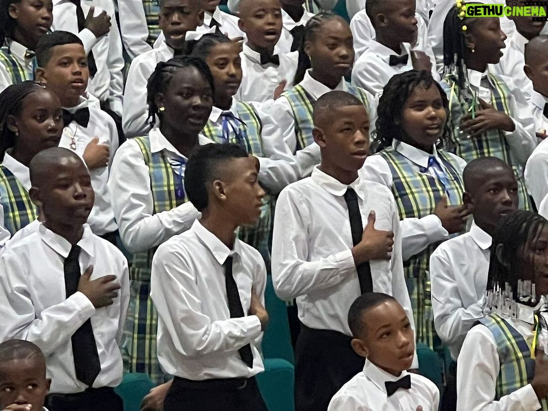 Shakira Instagram - Felicidades los graduados de nuestras escuelas en Quibdo y Cartagena. Desde nuestra fundación @fpiesdescalzos agradecemos a los maestros y alumnos por su compromiso y por darnos esta gran alegria!