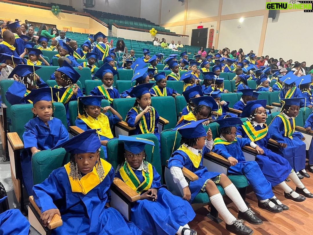 Shakira Instagram - Felicidades los graduados de nuestras escuelas en Quibdo y Cartagena. Desde nuestra fundación @fpiesdescalzos agradecemos a los maestros y alumnos por su compromiso y por darnos esta gran alegria!