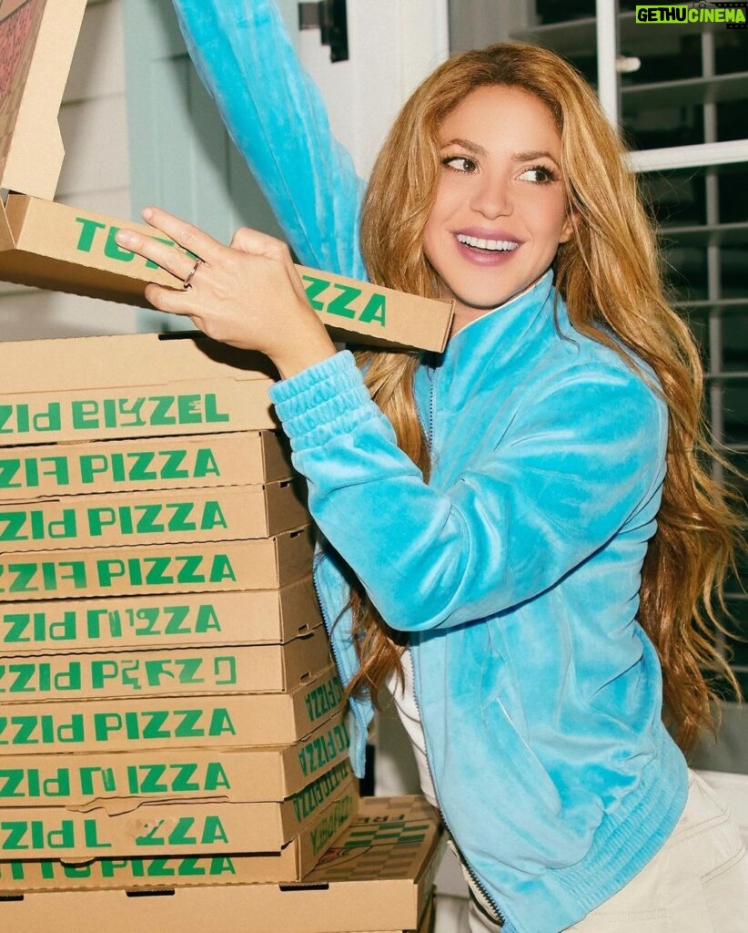 Shakira Instagram - Pizza anyone? 🍕 📷 @nicolasgerardin